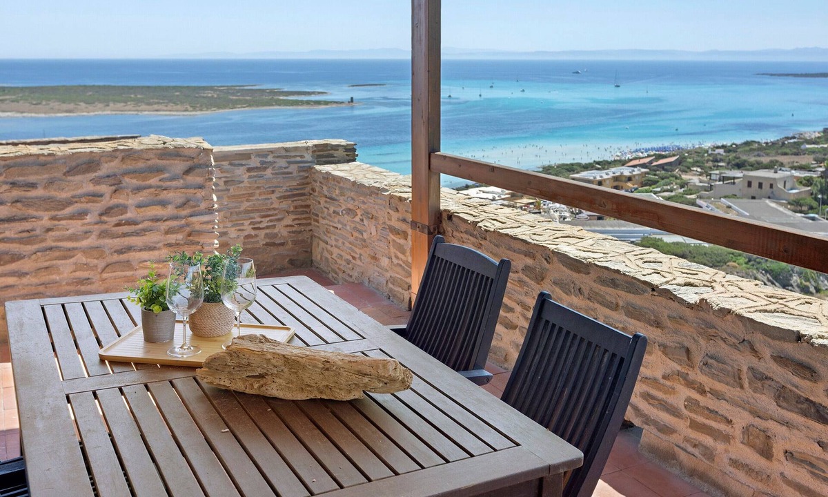 La Pelosa House | Holiday Home 'Venere' with Sea View, Shared Pool