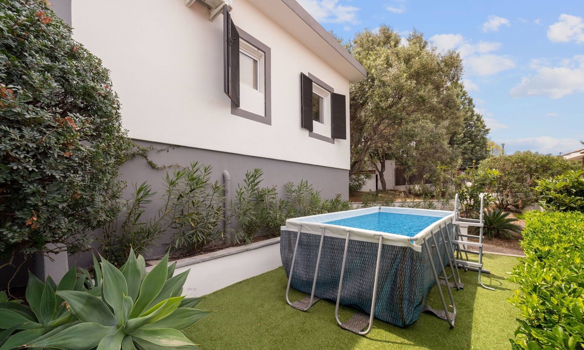 Sarroch House | Holiday Home "Villa Matteo Suite" with Sea View, Shared Pool and Wi-Fi