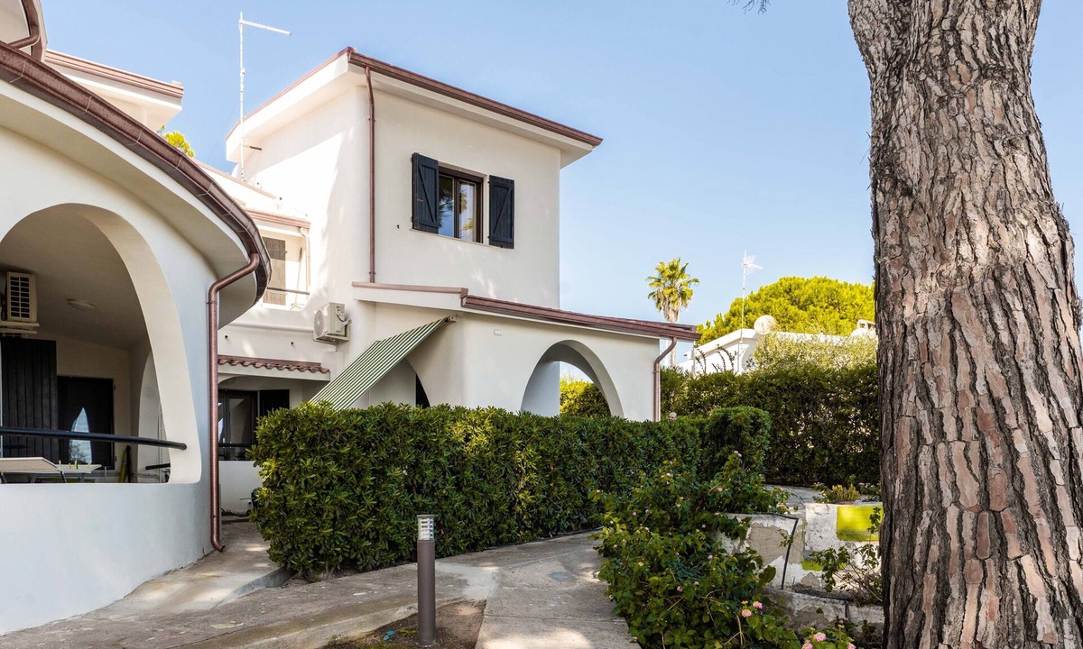 Sarroch House | Holiday Home "Villa Judith" with Sea View, Private Terrace & Wi-Fi