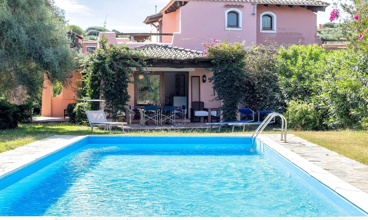 Stintino House | Holiday Home 'Villa Rosa with Private Pool', Wi-Fi and Air Conditioning
