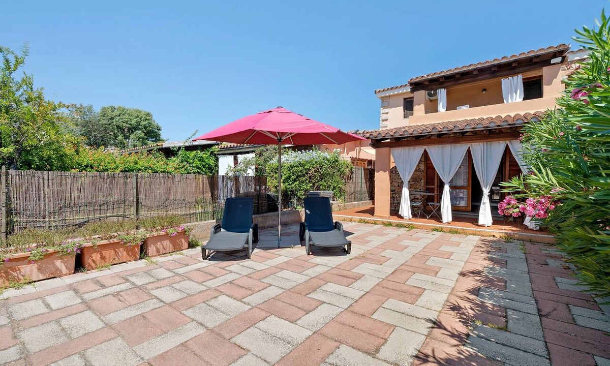 San Teodoro City Centre House | Holiday Home 'Villetta Serena' with Shared Terrace, Wi-Fi and Air Conditioning