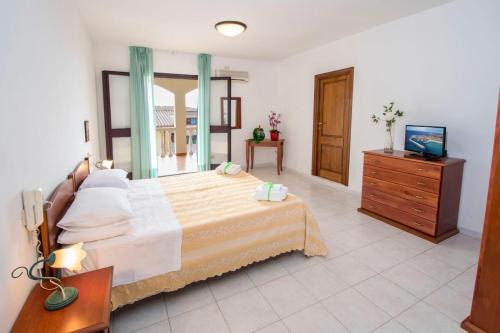 Trinita d'Agultu e Vignola House | Hotel Smeraldo AFFITTA CAMERE