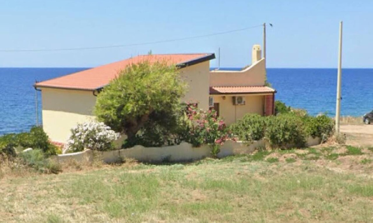 Porto Alabe House | House by the sea - just a few steps to the beach, with garden & terrace