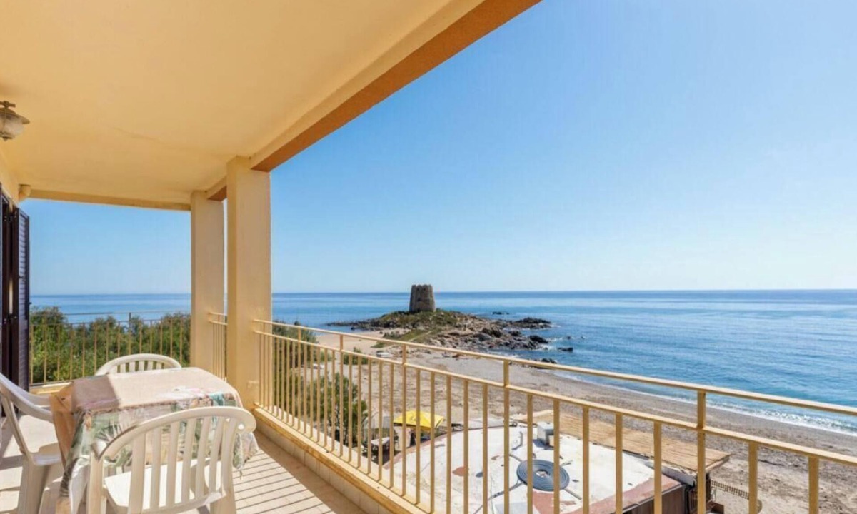 Torre di Bari Apartment | Is Feminas 43 – Seafront stay with direct beach access 🌊☀️