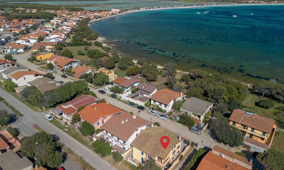 Capo Mannu House | Just 50 steps from the beach: Vacation Home for 9 Guests & BBQ