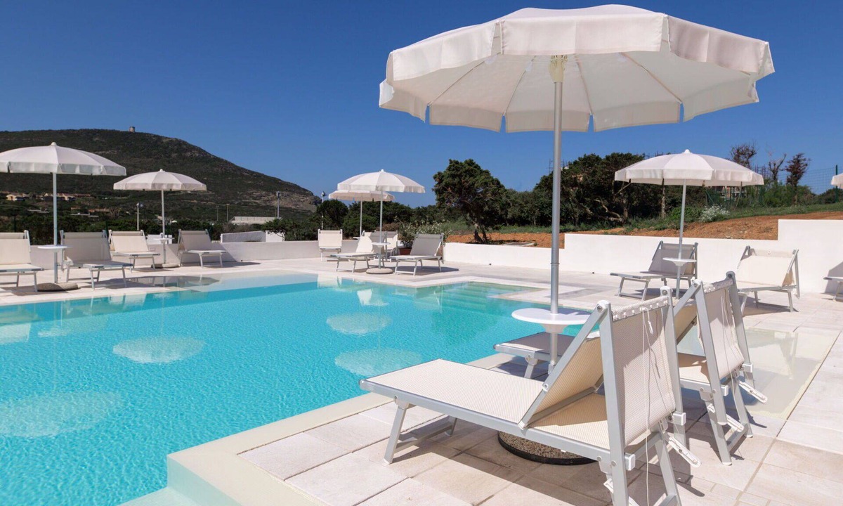 La Pelosa Apartment | Lovely apartment for 4 guests with WIFI, A/C, pool, TV, terrace and pets allowed