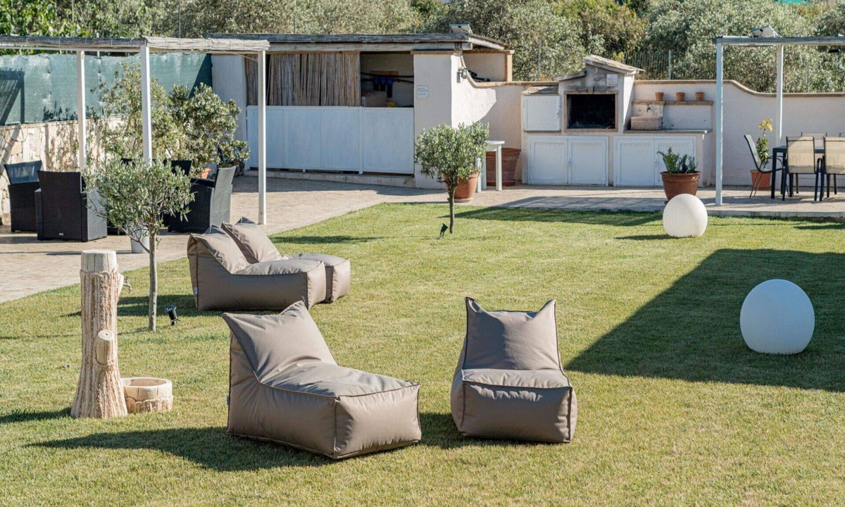 Eden Beach Villa | Lovely apartment in villa for 5 guests with pool, A/C, WIFI, TV and patio