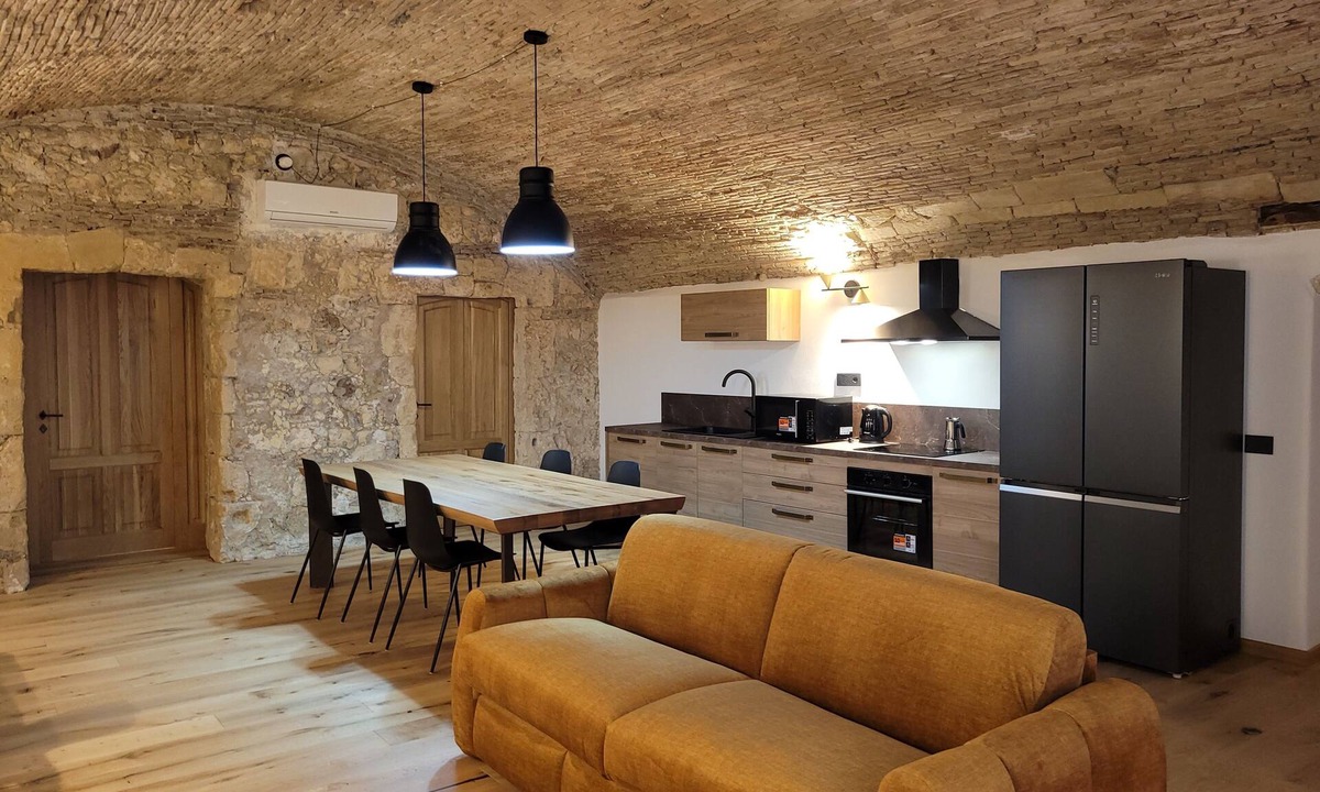 Historic Castle District Apartment | LUXURY DIMORA CANELLES