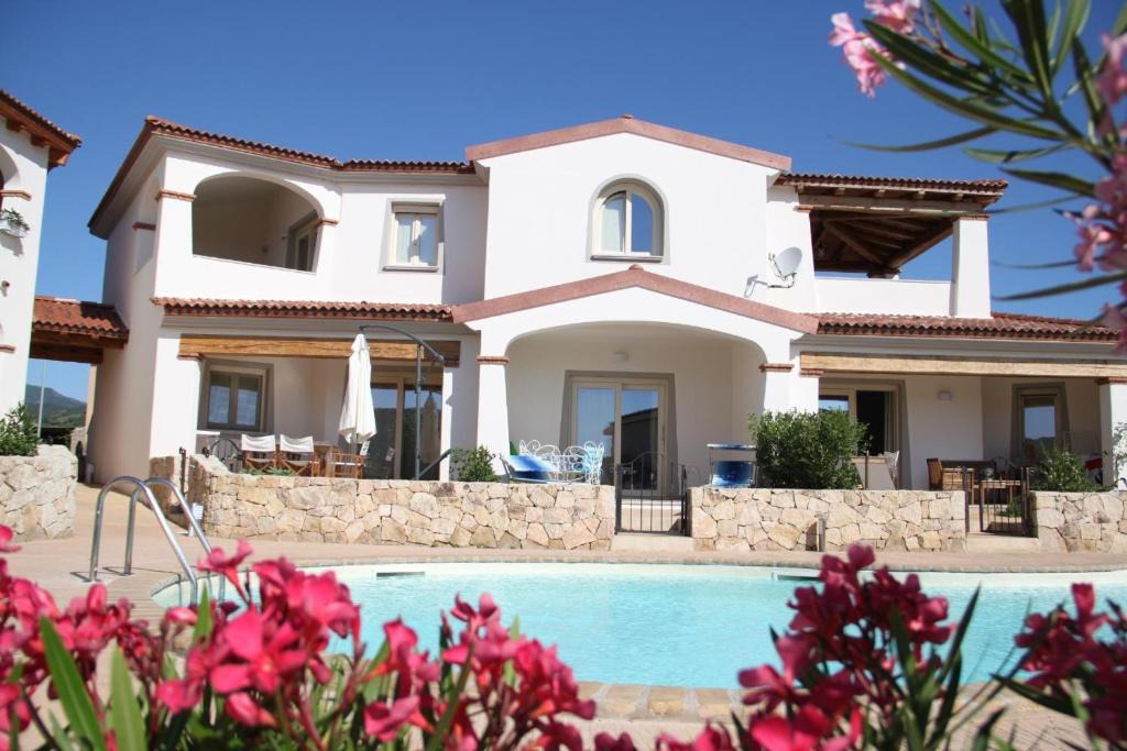 Limpiddu Apartment | Mediterranean Sea Shell Pool House