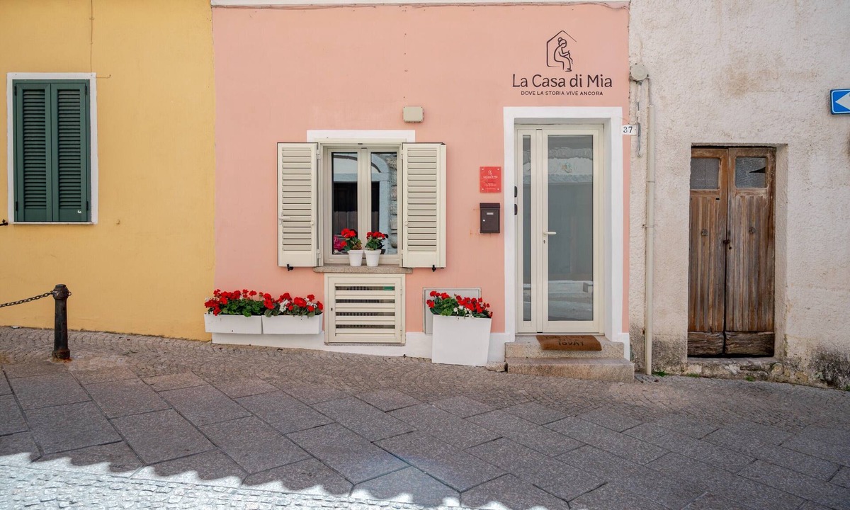 Santa Teresa di Gallura House | Mia House Vacation Home – 3 Bedrooms, Private Courtyard, Near the Sea