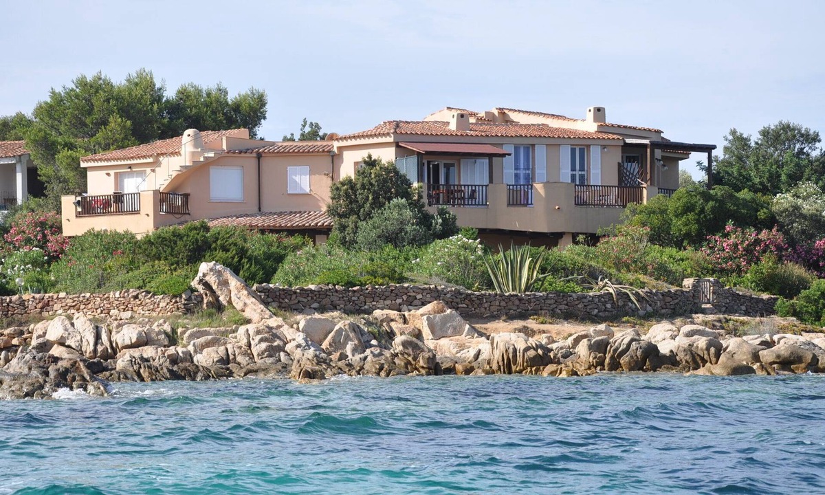 Baia Caddinas Apartment | Original panoramic apartment in a seaside villa