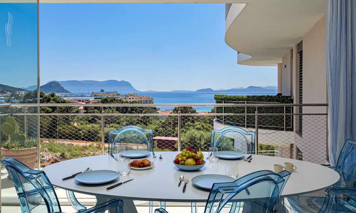 Golfo Aranci Apartment | 'Pascoli Suite Apartment' with Sea View, Wi-Fi and Air Conditioning
