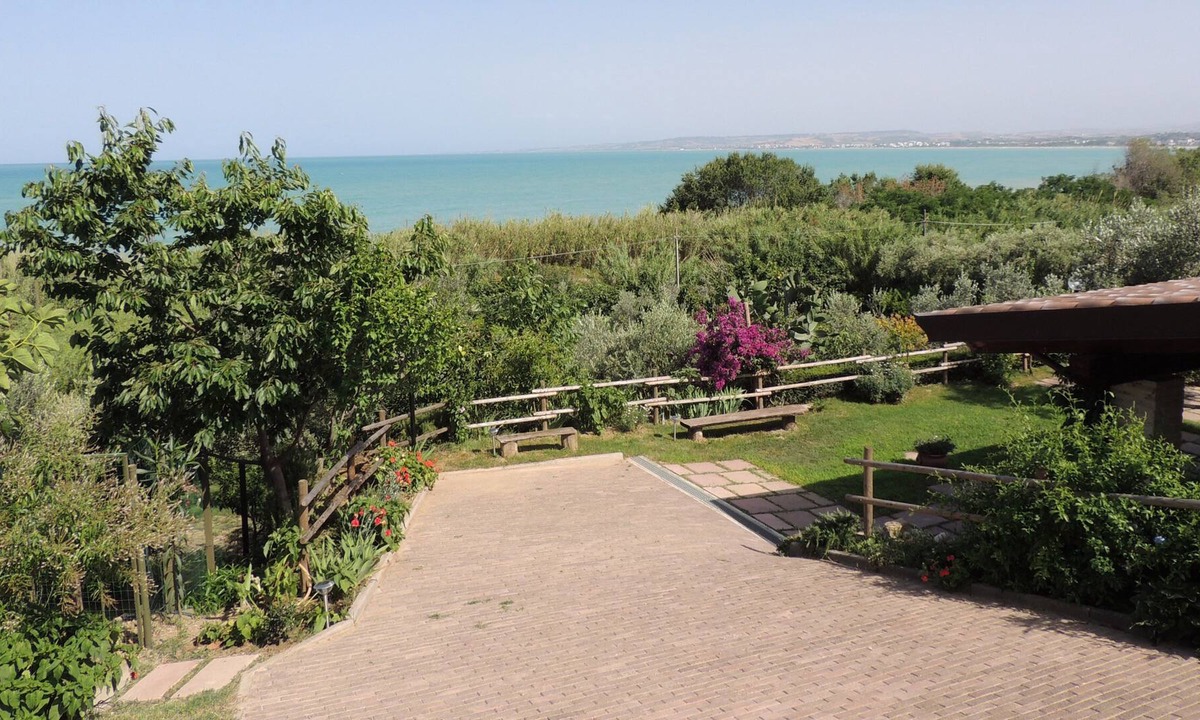 Vasto Apartment | Private house with porch and garden, just steps from the beach
