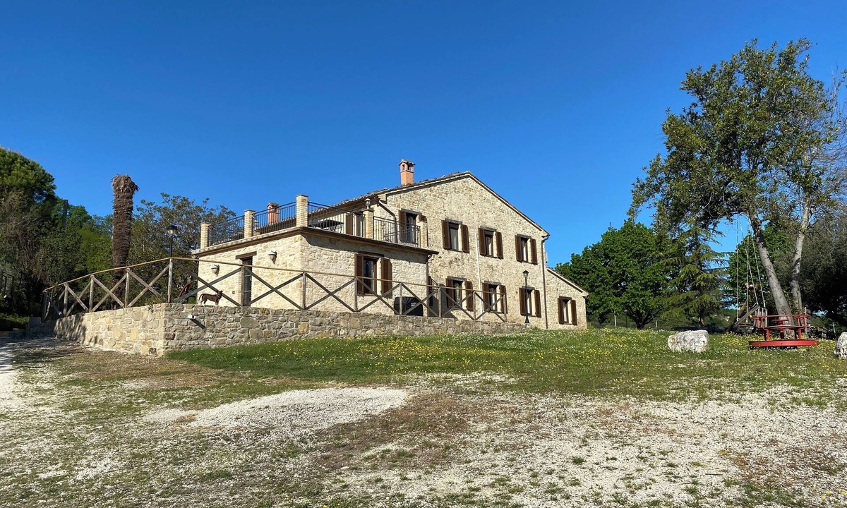 Cingoli House | Relax in our Bed & Breakfast between horses and olive trees.