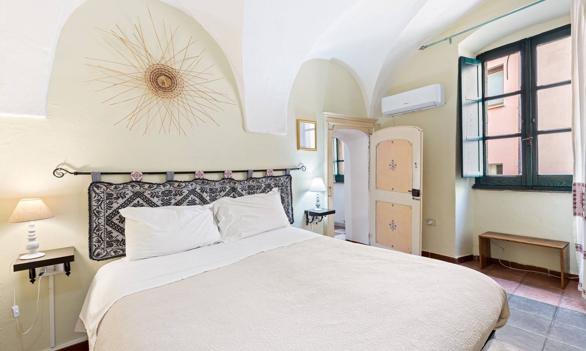 Bosa Historic Centre Apartment | Romeo & Giulietta Rooms: double room in historic Bosa
