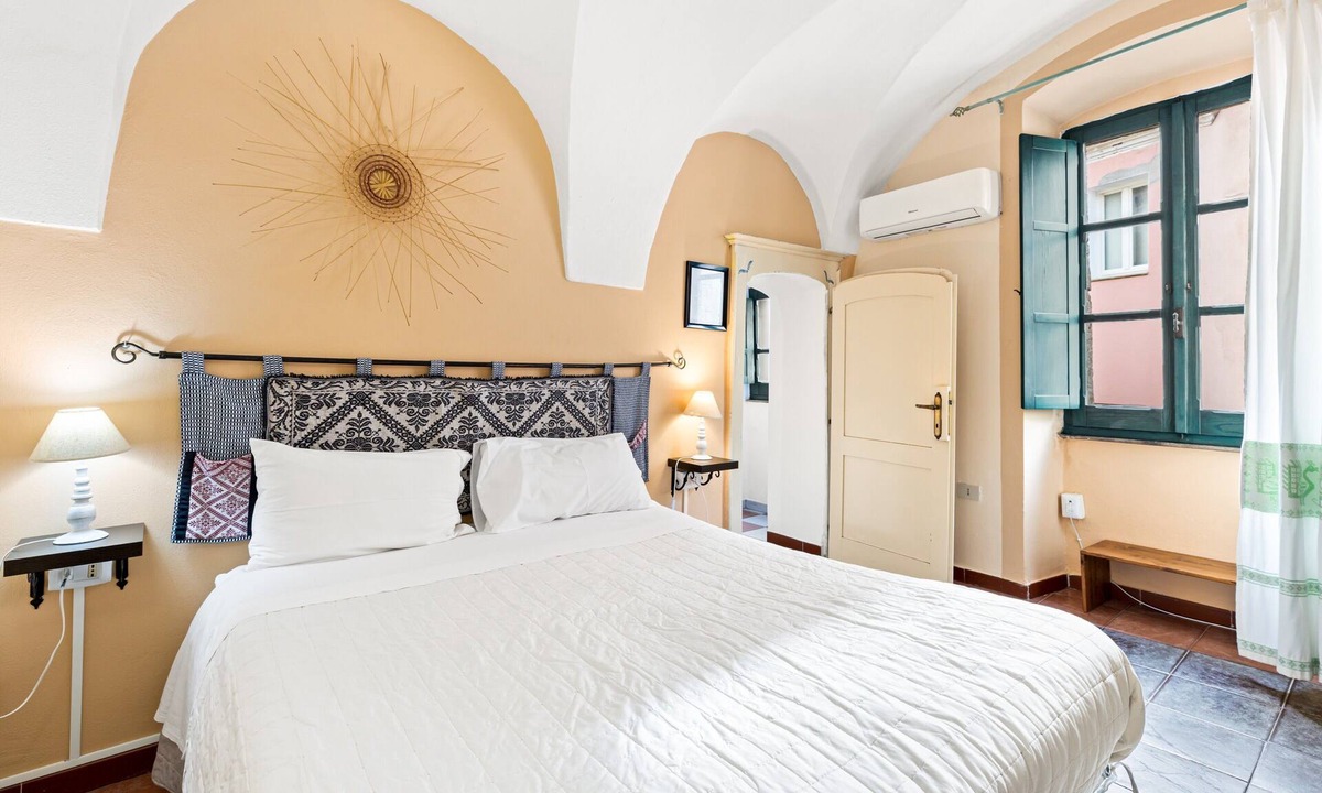 Bosa Historic Centre Apartment | Romeo & Giulietta Rooms: Double Room in Historic Bosa