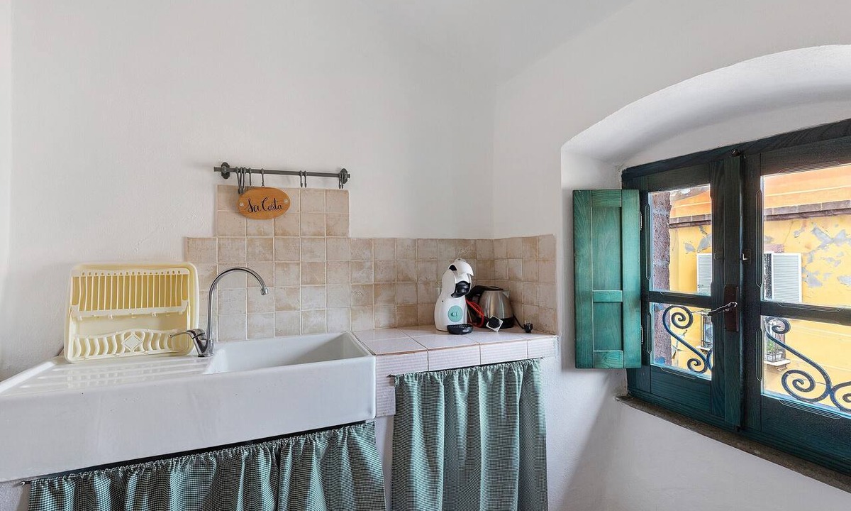 Bosa Historic Centre Apartment | Romeo & Giulietta Rooms: Double Room in Bosa's Historic Center