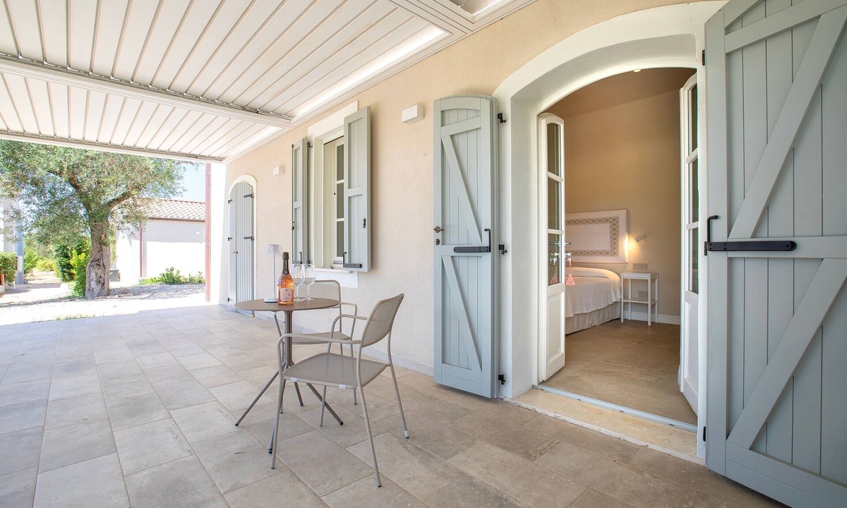 Alghero Apartment | Room 'Clementina' with Shared Pool, Wi-Fi and Air Conditioning