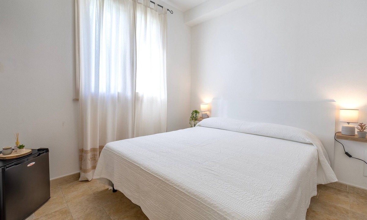 Porto Torres Apartment | Room 'L'Angolo- Room 4 with Shared Terrace, Wi-Fi and Air Conditioning