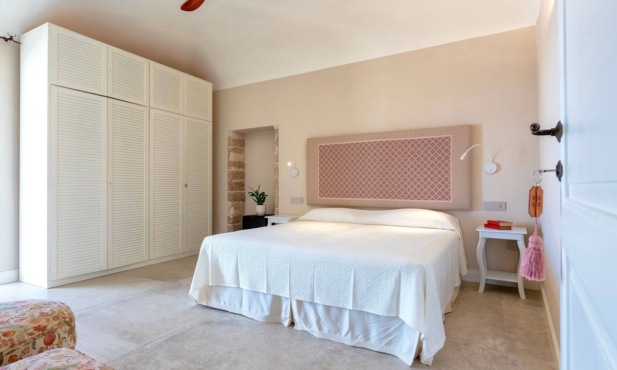 Alghero Apartment | Room 'Vittoria' with Shared Pool, Wi-Fi and Air Conditioning
