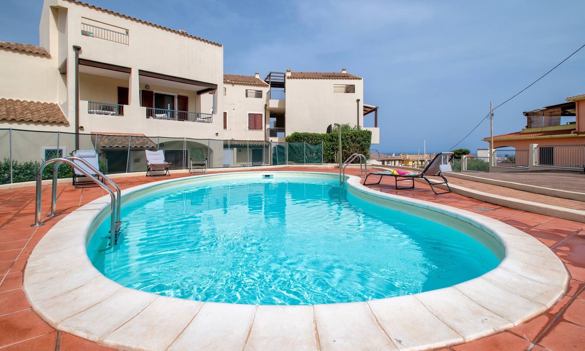 Lu Bagnu Apartment | "Soleluna" Apartment with Shared Pool & Air Conditioning
