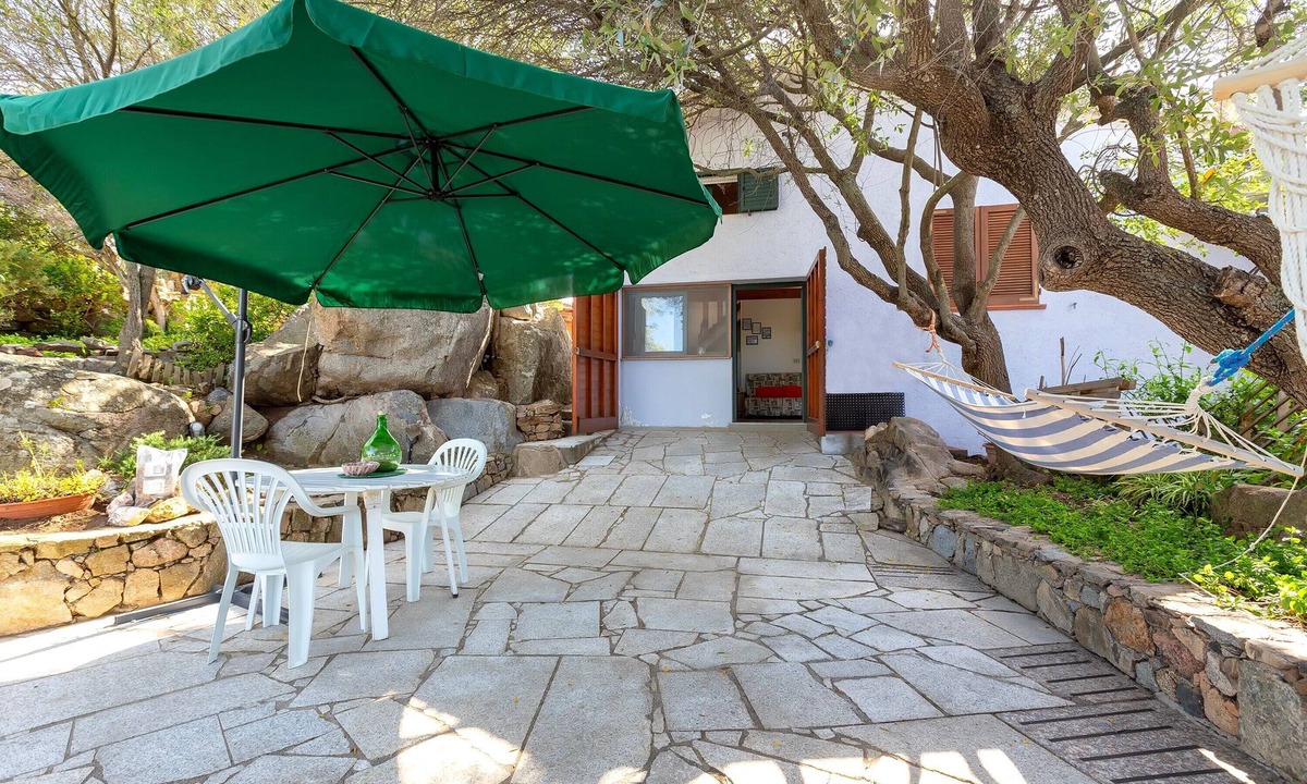 Paduledda Apartment | Studio Apartment with Sea View, Private Garden, and Air Conditioning