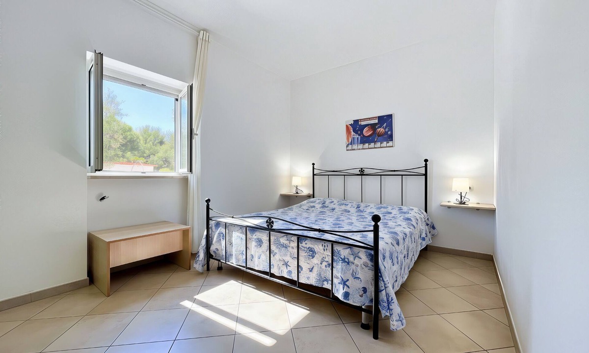 Peschici Apartment | Studio Apartment 'Francesca, Mono Deluxe B' with Shared Terrace, Wi-Fi and Air Conditioning