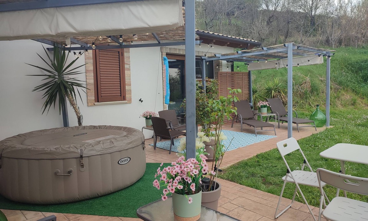 Penne Apartment | Studio apartment with hot tub and patio in peaceful countryside!