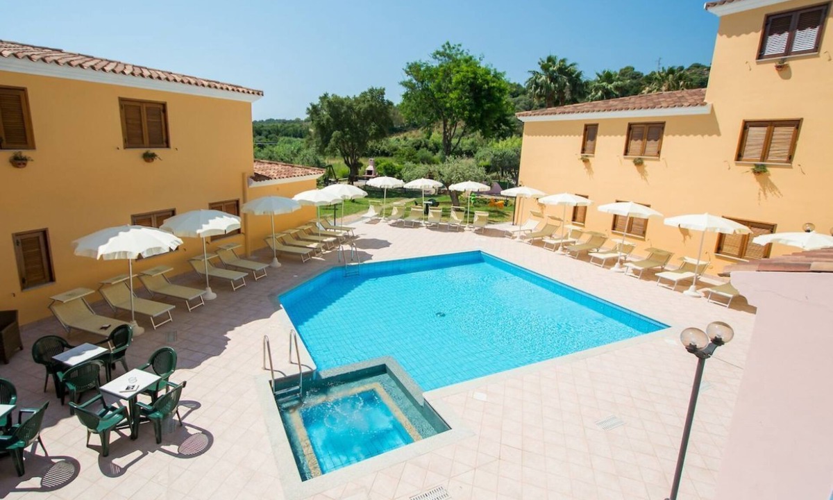 Sos Alinos Apartment | Three-room apartment with 6 beds, about 45/50 sq m, living room with kitchenette, sofa bed or bunk bed, double bedroom, bedroom with two single beds, bathroom with shower. The apartments are arranged over three floors (ground, first and second) and h