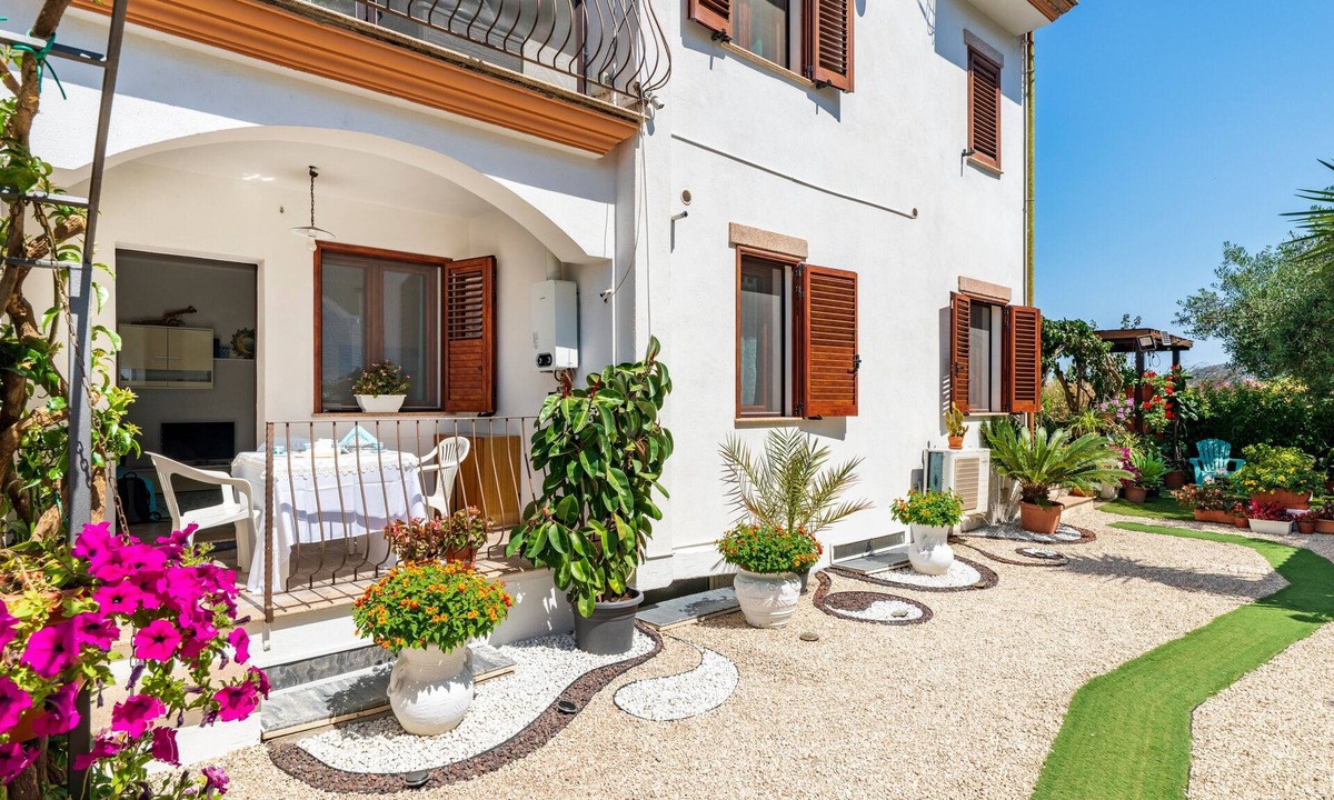 Arbatax House | Tricaraibi Holiday Home with Private Terrace and Air Conditioning