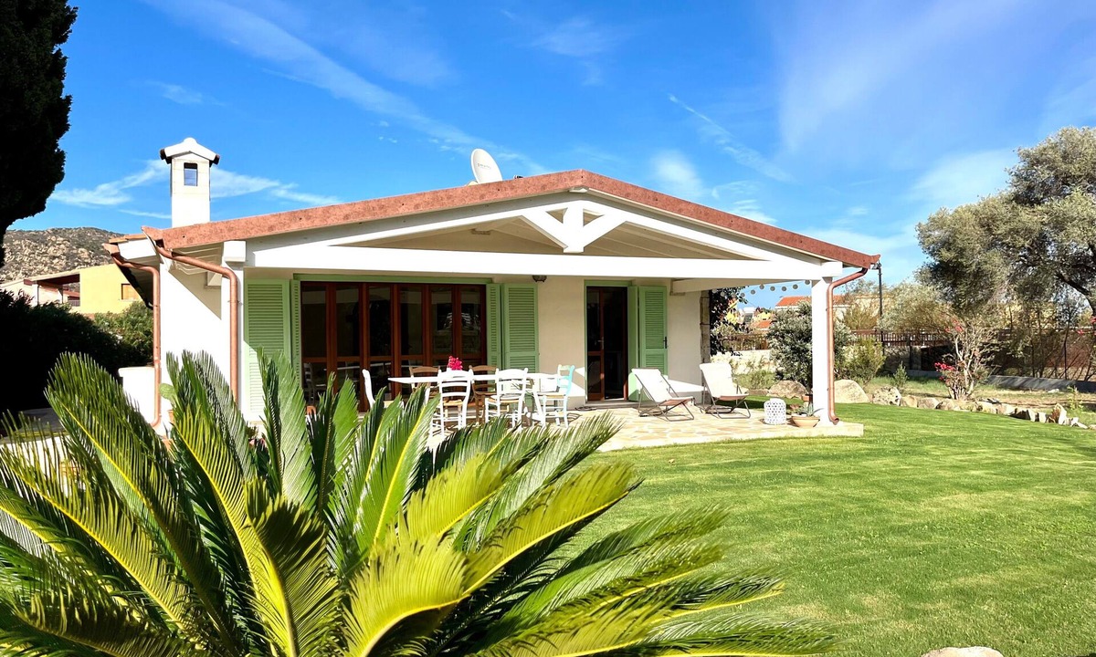 San Teodoro Villa | Villa 'Alzoni' with Mountain View, Wi-Fi and Air Conditioning