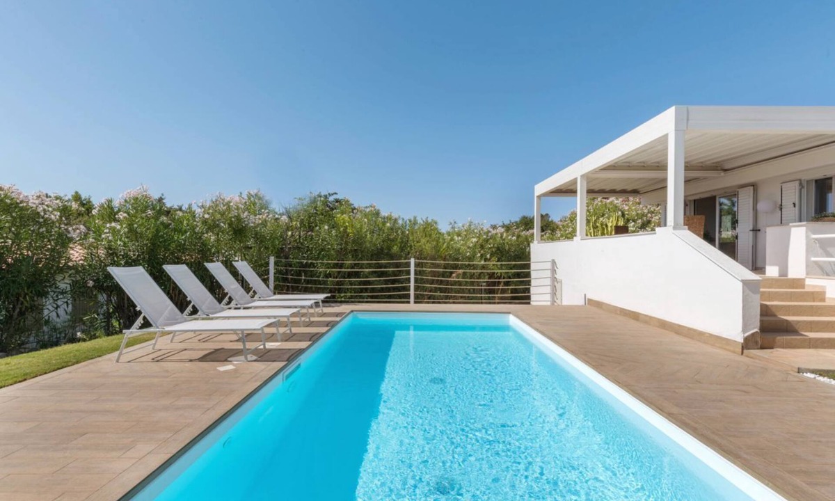 Villaggio Mandorli Villa | VILLA ANGELINA with pool and private garden near Campus Beach