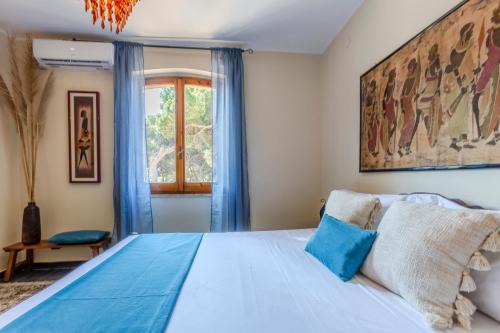 Porto Pino Villa | Villa Etnic Eloise a walk from Porto Pino beach