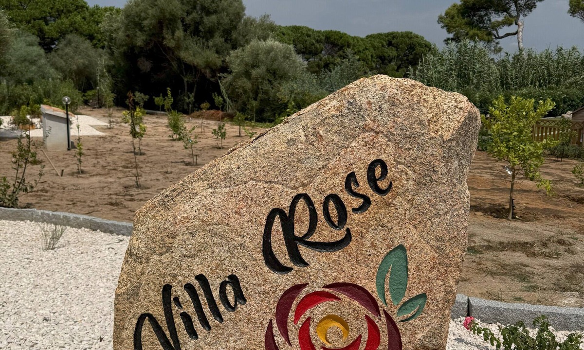 Spiaggia Grande Villa | Villa Rose Sardegna 200m from the beach, private pool, 5 bedrooms and garden