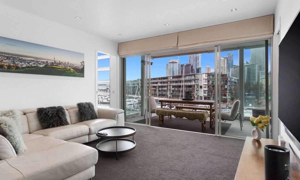 Auckland Central Business District Apartment | Waterfront Marina Retreat – Pool, Gym & Parking