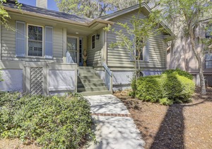 Beautiful villa with deck & shared pool, hot tub, tennis courts, sauna & more in Hilton Head
