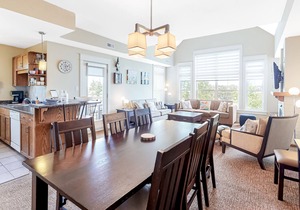Charming Dog & Family-Friendly Blue Mountain Condo in The Blue Mountains