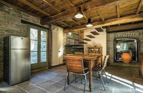 Loro Ciuffenna House | 1800s stone house with hot tub and river access