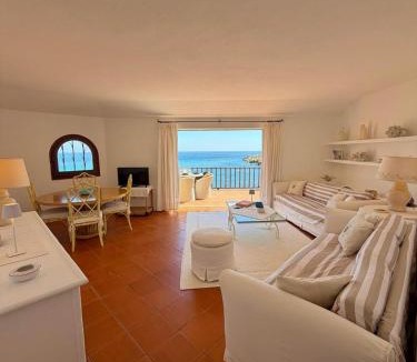 Porto Cervo Apartment | Affascinante Fronte Mare - Seafront Apartment - Wi-Fi, Beach Access & Parking
