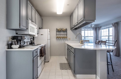 Hood River Condo | Alley's 22 - Steps From Downtown, Lodge Condo, A/C, Roomy & Comfy