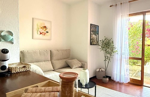 Ruoni House | Almar Holiday Home with Shared Terrace, Private Garden and Wi-Fi