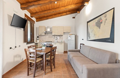 Cabras Apartment | Apartment '5' with Shared Garden, Wi-Fi and Air Conditioning