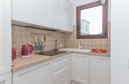 Porto San Paolo Apartment | Apartment 'Borgo' with Private Terrace, Wi-Fi and Air Conditioning
