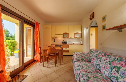 Murta Maria Apartment | Apartment 'Casa Vacanze Albicocca' with Shared Pool, Private Terrace & Air Conditioning
