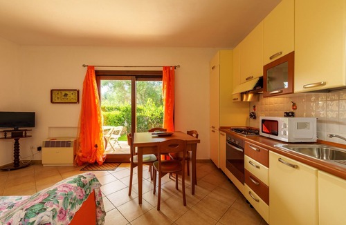 Murta Maria Apartment | Apartment 'Casa Vacanze Albicocca' with Shared Pool, Private Terrace & Air Conditioning