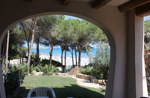 Cala Liberotto Apartment | Apartment 'La Corte Degli Ulivi A' with Sea View, Wi-Fi and Air Conditioning