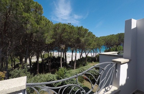 Cala Liberotto Apartment | Apartment 'La Corte Degli Ulivi B' with Sea View, Wi-Fi and Air Conditioning