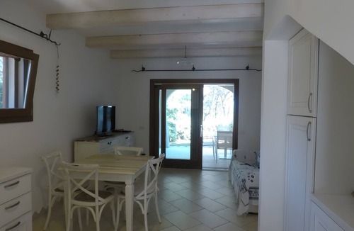 Cala Liberotto Apartment | Apartment 'La Corte Degli Ulivi C' with Sea View, Wi-Fi and Air Conditioning