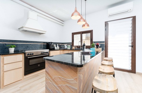 Dorgali Apartment | Apartment 'Le Pavoncelle' with Private Garden, Wi-Fi and Air Conditioning