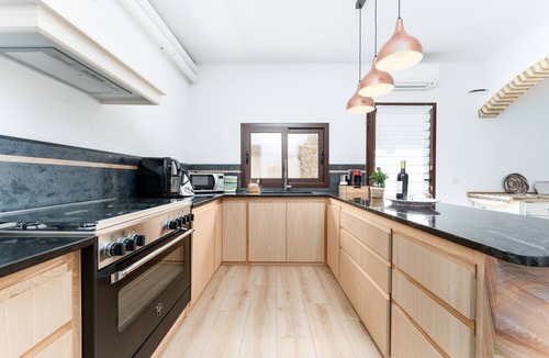 Dorgali Apartment | Apartment 'Le Pavoncelle' with Private Garden, Wi-Fi and Air Conditioning